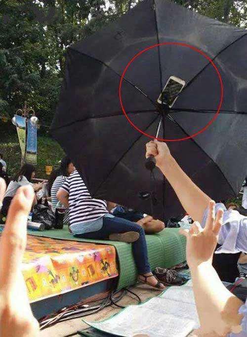 你妹的,这也能当自拍杆啊?