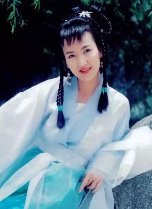 60岁陈美琪老态尽显,56岁关之琳却貌如天仙,但谁更优雅一目了然