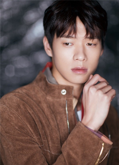 魏大勋两套服装出席活动,潇洒或稳重,唯一不变的是抢眼大长腿