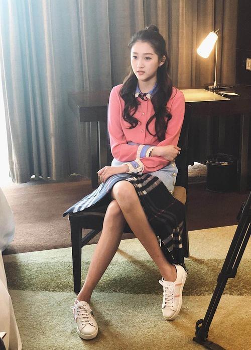 关晓彤参加访谈节目, 未p照美到不敢认, 但这坐姿也太欺负人了吧