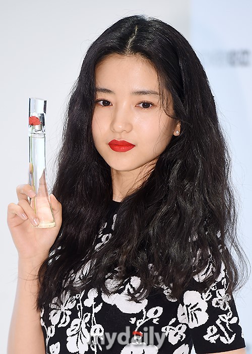 韩国女艺人金泰璃首尔出席代言品牌宣传_新浪看点