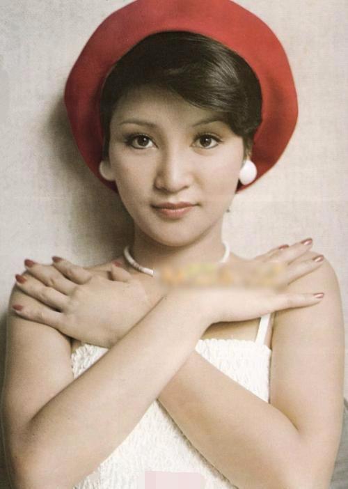 谢霆锋妈妈狄波拉年轻时的照片美得让人惊艳连张柏芝都自愧不如