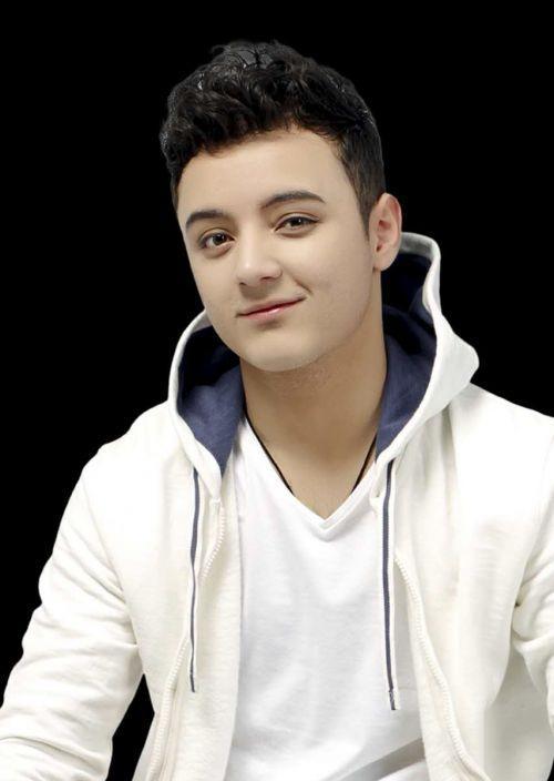 这两位光凭名字也知道是新疆的),佟丽娅也能看出带有一点新疆人的特征