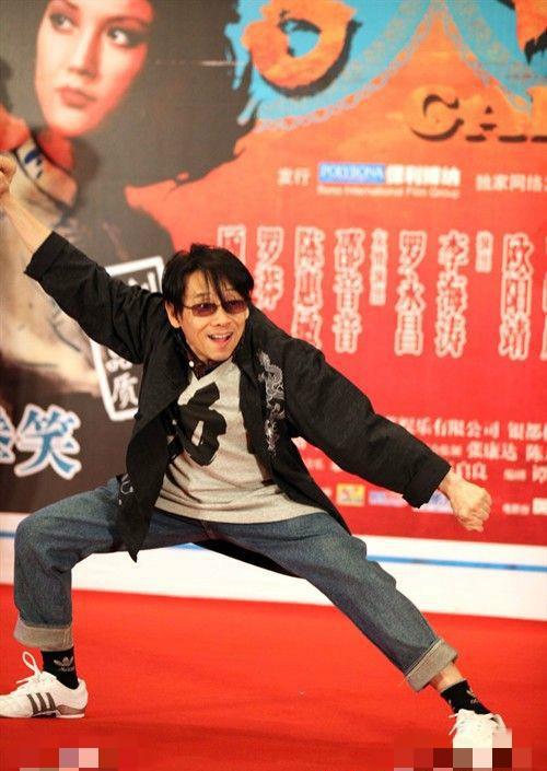 他比郭敬明矮半个头,郭是烂片之王,他却是刘德华成龙敬仰的泰斗