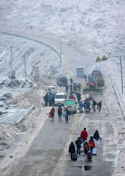 多少抢险的人们受苦受累 风雪中党的声音传来 千百万人牵着手抗雪灾