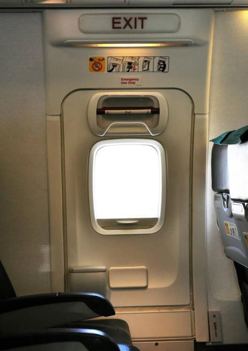 如遇飞机飞行中客舱着火如何逃生,乘客如何自救?