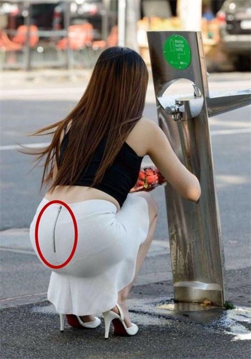 美女穿裙子,蹲下有风险,小心崩开哟3,^-^农田里大丰收,美女,你这