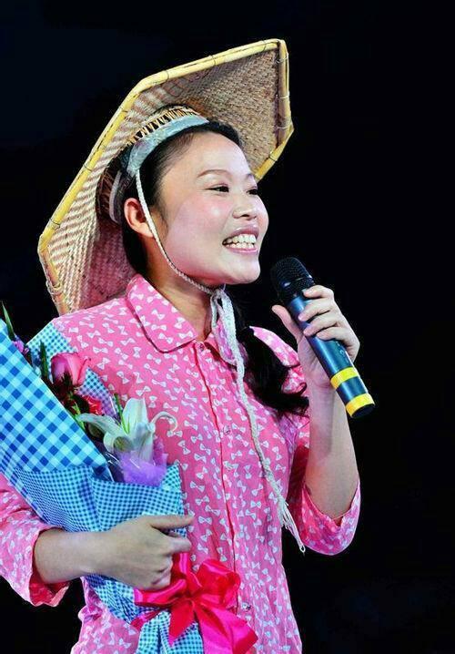 星光大道"草根明星草帽姐,因受不了封杀打击住院,王二妮去看望