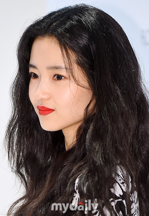 韩国女艺人金泰璃首尔出席代言品牌宣传_新浪看点