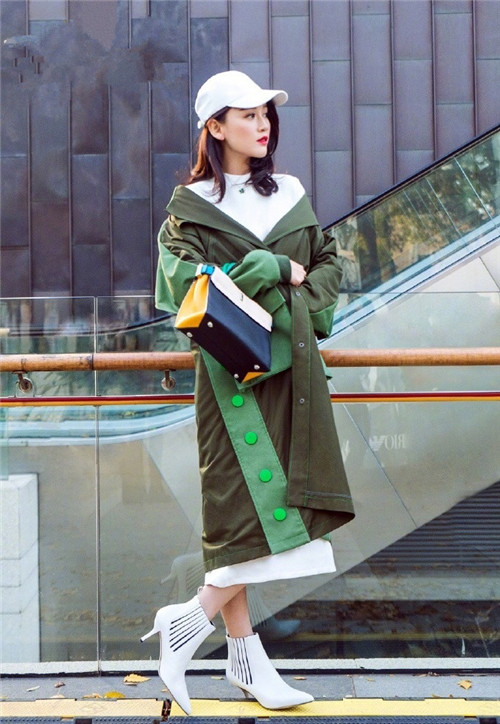 陈乔恩街拍,军绿色风衣搭配白色短靴,回眸一笑美爆了