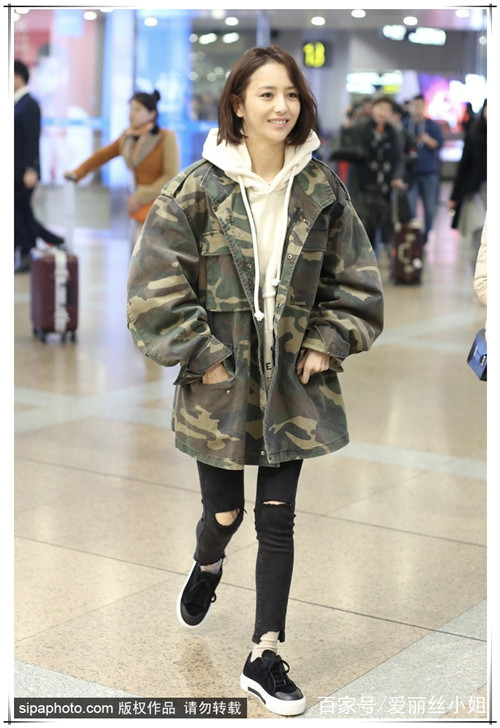 佟丽娅染头发了,穿烂脚裤配白袜子,网友:不肯露