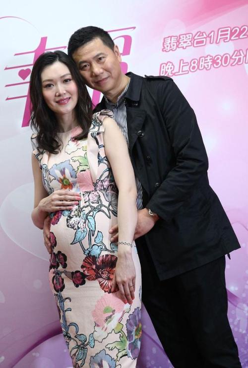叶翠翠与老公周晓东前港姐叶翠翠去年四月诞下儿子周津羲后,原来相隔