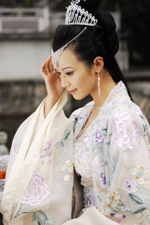 美女舒畅,在张纪中执导的电视剧《西游记》中饰演女儿国国王.