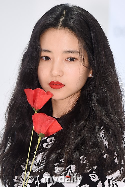 韩国女艺人金泰璃首尔出席代言品牌宣传_新浪看点