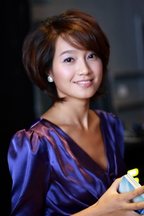 美女主持人朱丹的短发形象照有另一种味道