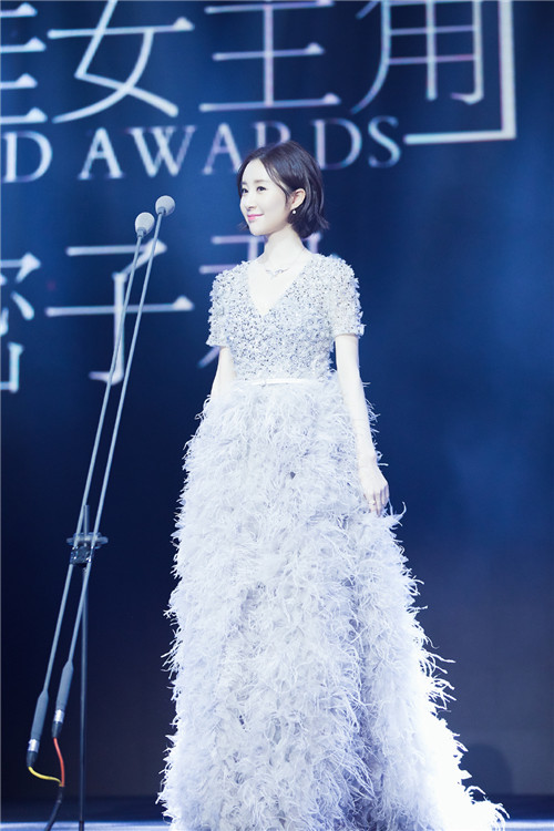 舒畅蕾丝深v礼服走红毯,气定神闲女神范儿十足,小蛮腰超抢镜