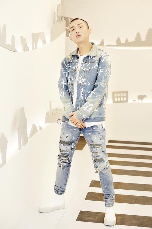 《歌手》夺探花 国际化舞台扛起民族大旗虽然周延gai在舞台上表现的