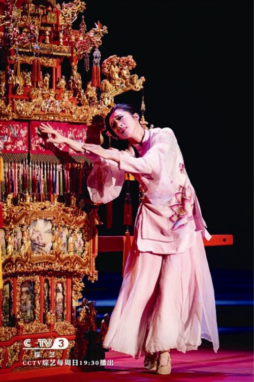 温籍青年舞蹈家殷硕献演《国家宝藏 舞出一幅美轮美奂的历史画卷