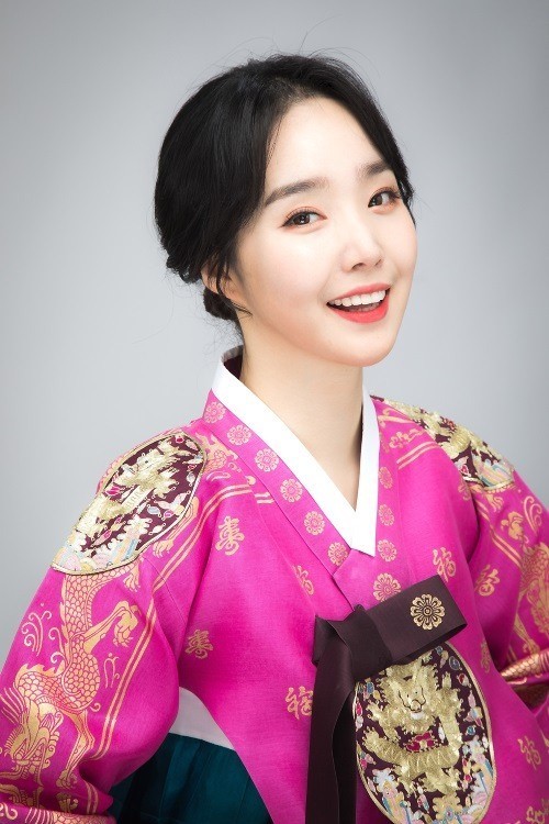 韩国女歌手张海珍迎新年拍韩服写真|女歌手|张海珍|韩服_新浪新闻
