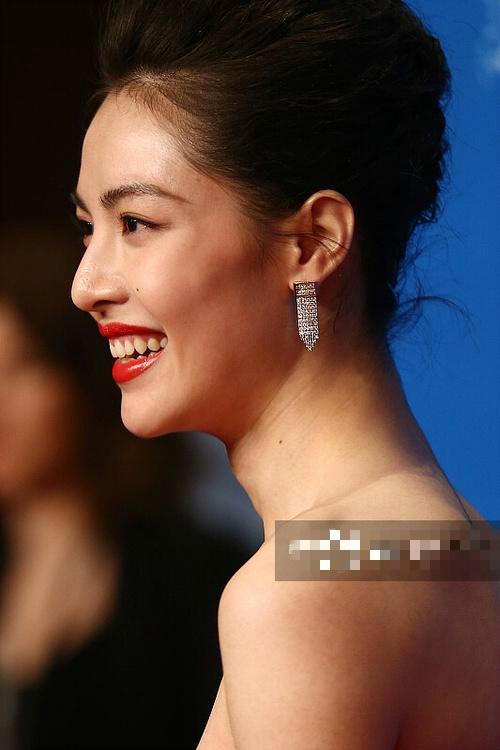 钟楚曦红毯未修图曝光,长相真的很大气,但这喉结也太像男人了吧