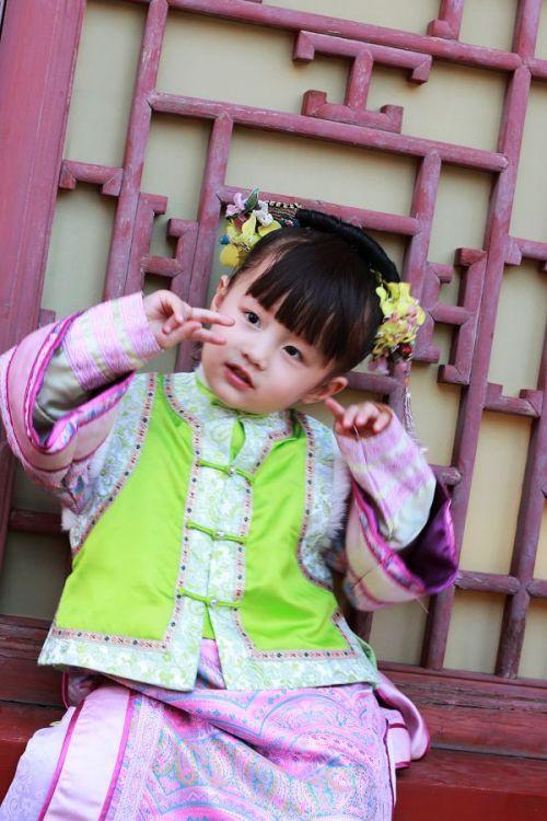 曹贵人手里的"温宜公主"长大了,11岁的纪姿含很瘦很漂亮!