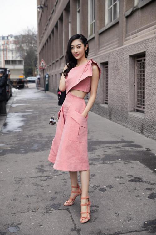 钟祺受邀参加carven 2018秋冬巴黎时装秀 粉色连衣裙穿出少女感