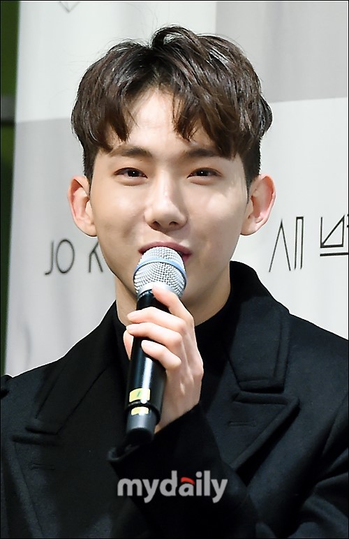 韩国歌手赵权首尔举行新单曲《清晨》发布会