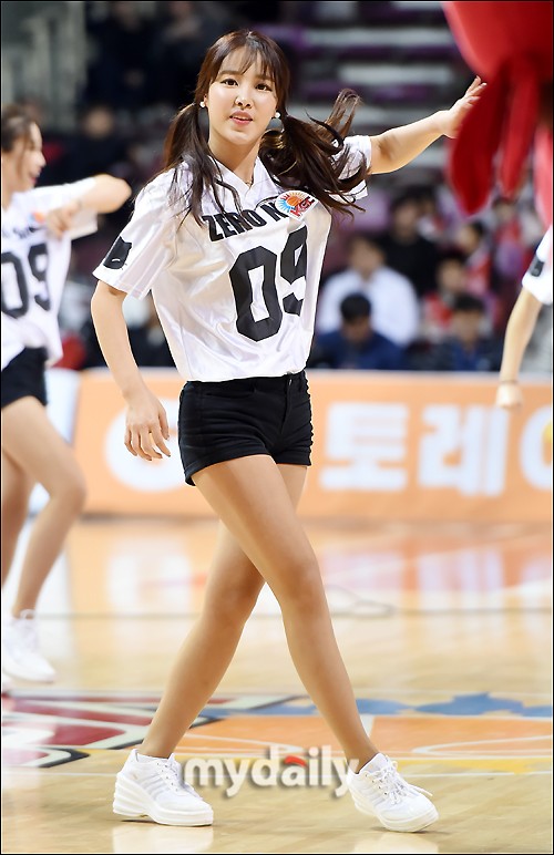 性感啦啦队女郎热舞助阵职业篮球比赛