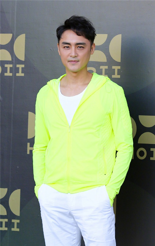 明道出席活动,荧光黄运动开衫活力满满,"偶像教父"衣品不一般
