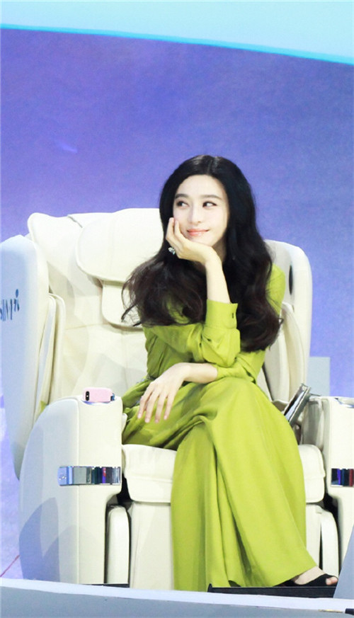 范冰冰青绿色连体裤参演节目,银色绑带尽展妖娆小蛮腰