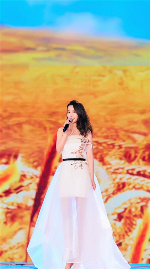 在中央电视台的跨年晚会上,小姐姐李沁献唱《最好的未来》来表达对