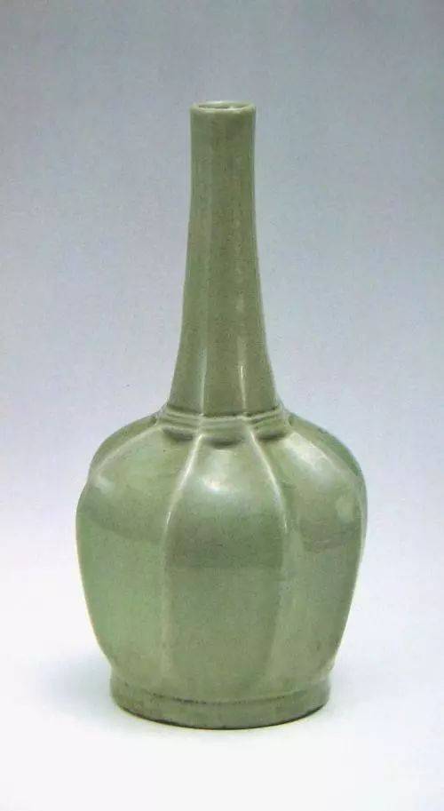 文物介绍唐代五瓣葵口凹底斜腹秘色瓷碟