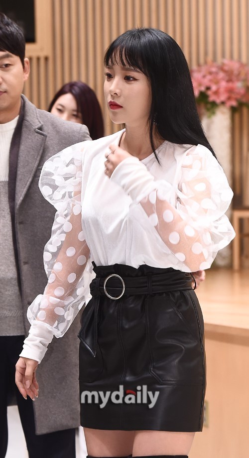 金桐俊洪真英等艺人出席《丛林的法则》发布会