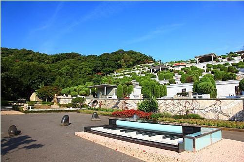 实拍邓丽君墓园,价仅一元,台湾名人富人争与其地下为邻