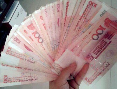 第二天,我为了让岳母赶紧拿到钱,就直接跑去了银行,把现金取了出来