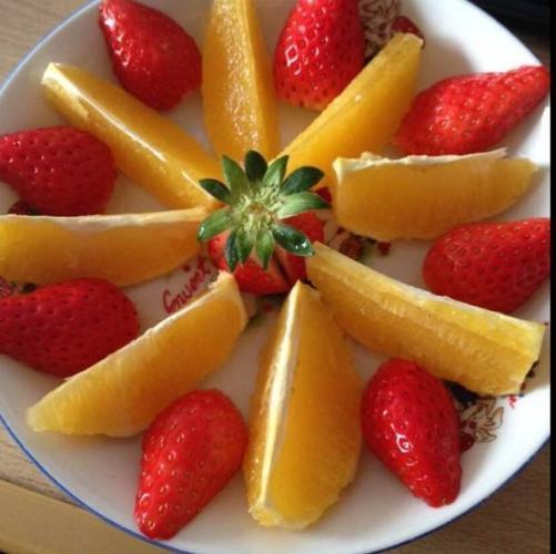 水果不要再乱糟糟的端上桌子了这样摆好看有档次客人吃有面子