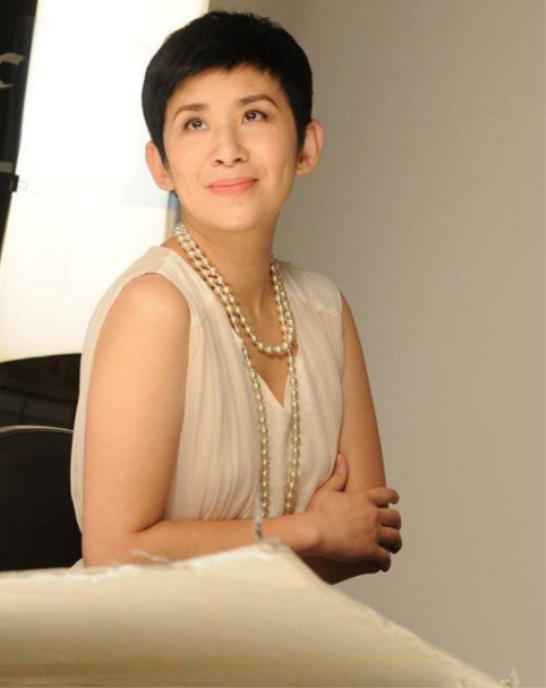 吴君如16岁的时候便进入了tvb电视艺员训练班,与刘嘉玲,曾华倩等人都