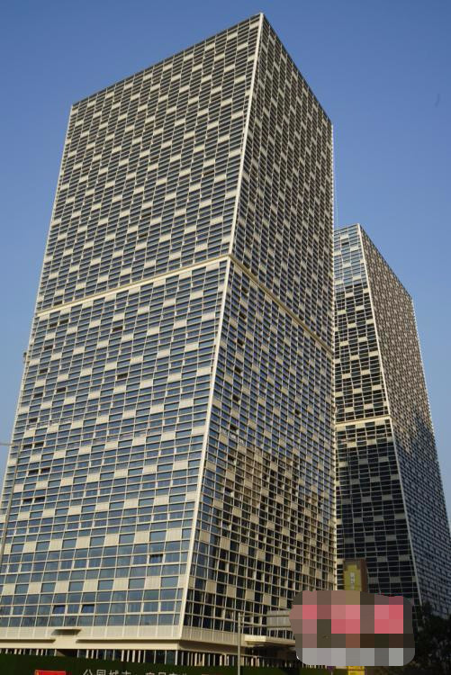 重庆现百米高歪楼网友逼死强迫症吓坏过路人