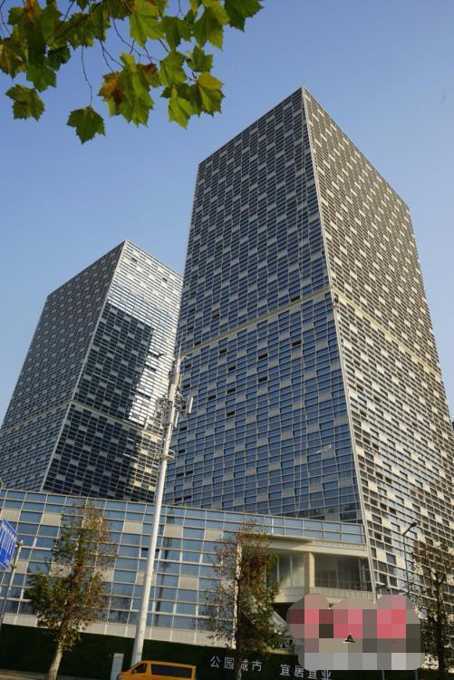 重庆现百米高歪楼网友逼死强迫症吓坏过路人