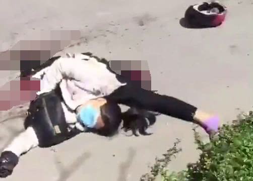 年轻女孩骑车遭大货碾压,生死未卜!