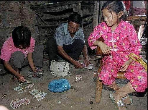 镜头下自愿放弃治疗的白血病女孩佘艳墓地去世年仅8岁