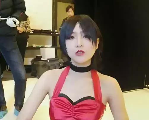 陈一发直播cos盒子精, 腿短就算了, xiong怎么还忽大忽小呢?