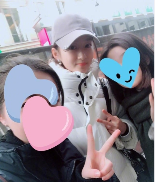 鹿晗关晓彤甜蜜漫步维也纳街头两人果然是一起飞过去谈恋爱的