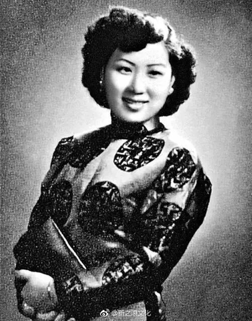 1945年抗战胜利,日本投降,李香兰以涉嫌汉奸罪被送上法庭,后被确证为