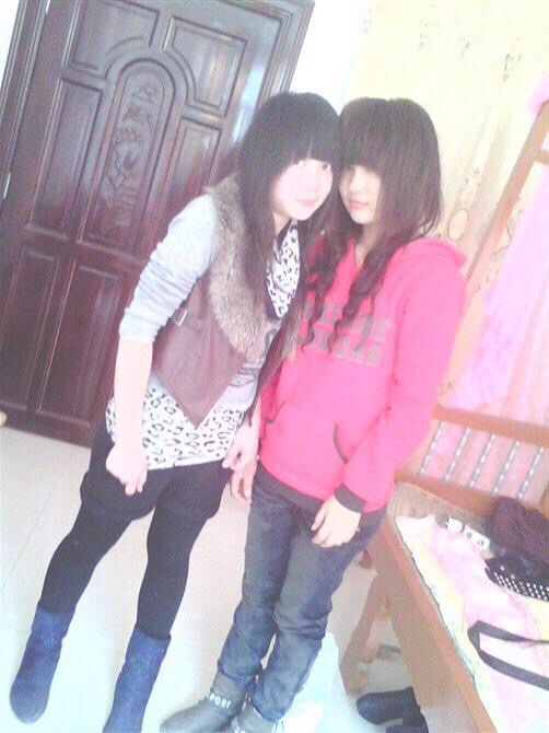 而杀马特女生的爱情观,也很简单,只要能和长得的杀马特一起,哪怕,两个