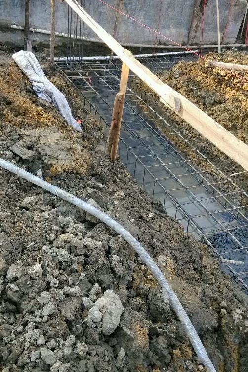 女子建房因地基没有用毛石基础被丈夫暴打完工后丈夫哑口无言