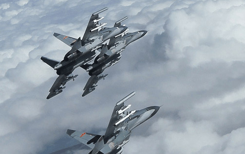 中国空军驾驶歼11实力护航,驱赶日本战机,彰显中国空军自信