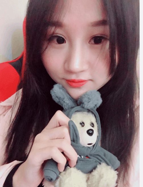 主播梦泪被女朋友玩坏了,身穿女仆装,样子乖巧迷人