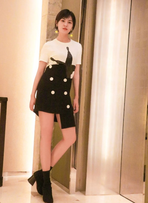 她就是周放,在最近大火的电影《芳华》中饰演的护士长,演技太好令