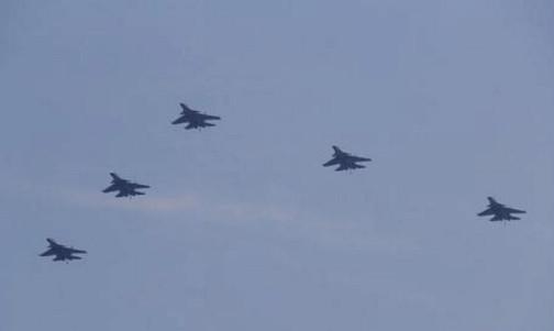 歼15舰载机数量停滞不前,采用三翼面布局,成本